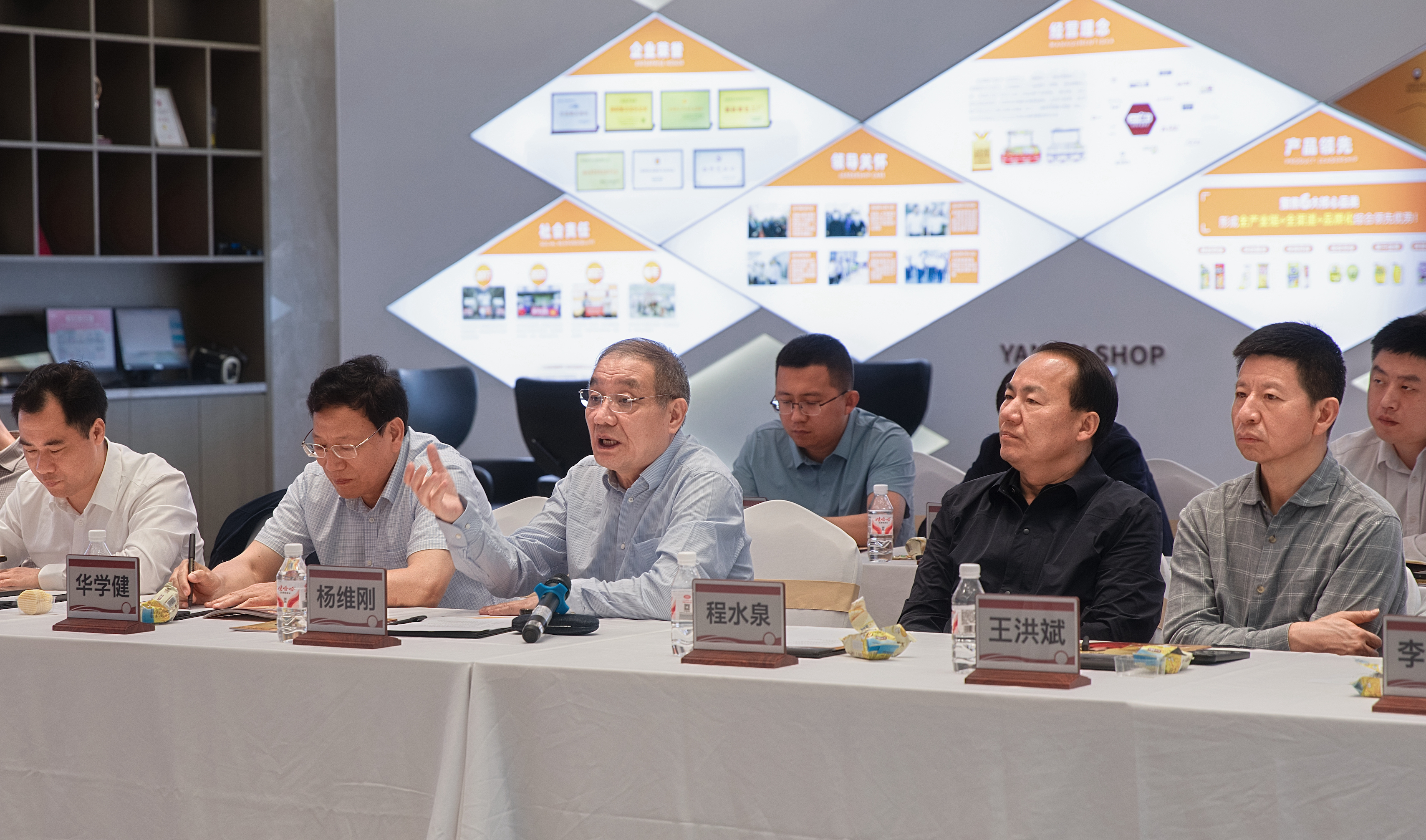第十四屆全國人大代表、湖南省十三屆人大常委會副主任楊維剛一行蒞臨鹽津鋪子調(diào)研